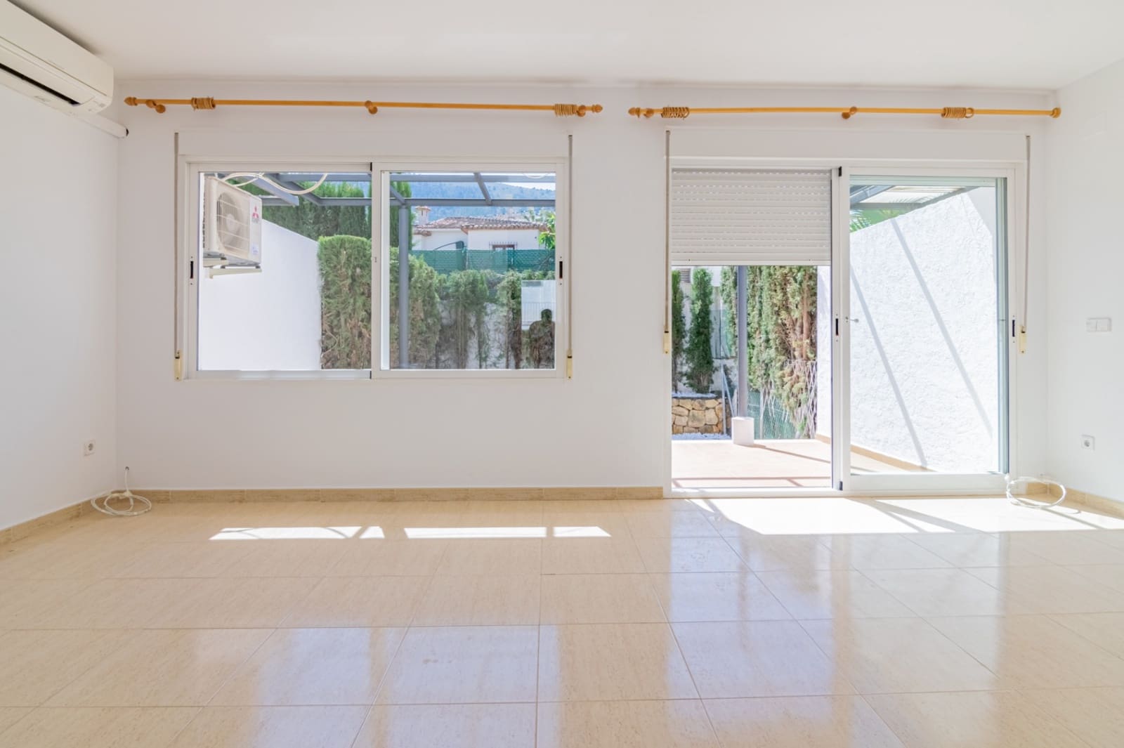 3 bedroom Bungalow for rent in Albir with pool garage - € 1,600 (Ref: 9934452)