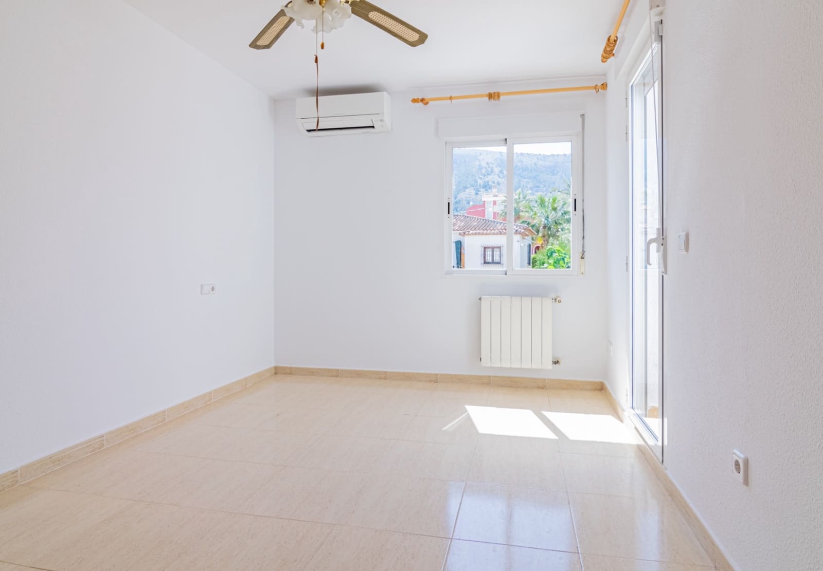 3 bedroom Bungalow for rent in Albir with pool garage - € 1,600 (Ref: 9934452)
