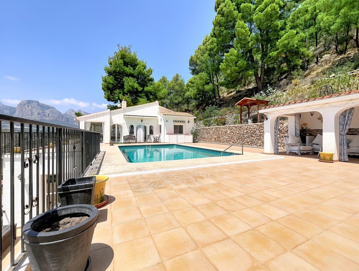 5 sypialnia Willa na sprzedaż w Callosa d'En Sarria z basenem garażem - 745 000 € (Ref: 9937102)