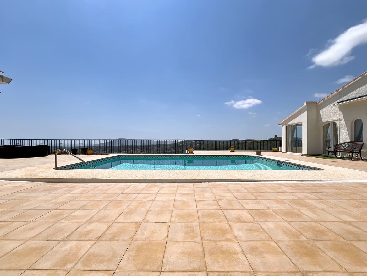 5 sypialnia Willa na sprzedaż w Callosa d'En Sarria z basenem garażem - 745 000 € (Ref: 9937102)