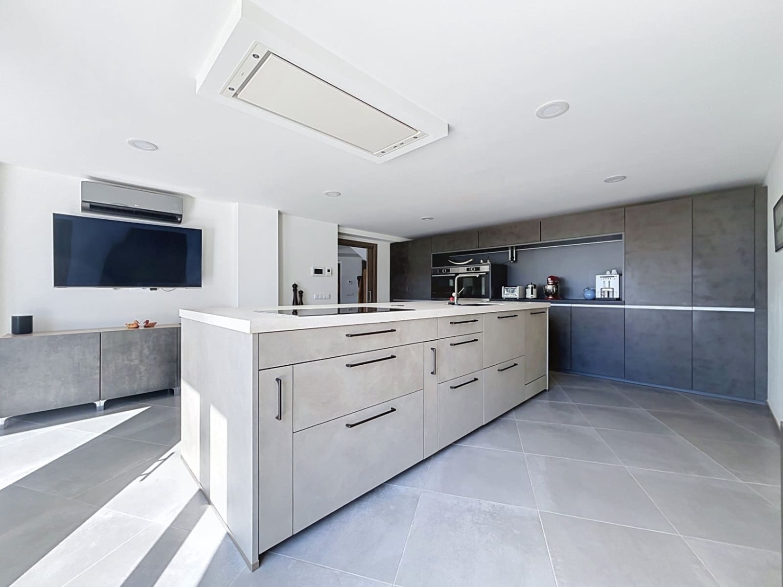 5 bedroom Villa for sale in Altea with pool garage - € 2,700,000 (Ref: 9956583)