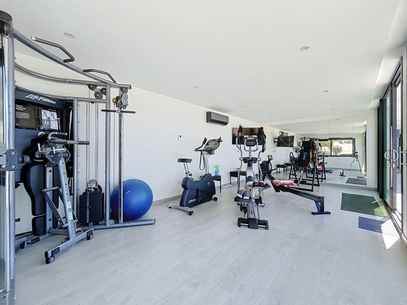 5 bedroom Villa for sale in Altea with pool garage - € 2,700,000 (Ref: 9956583)