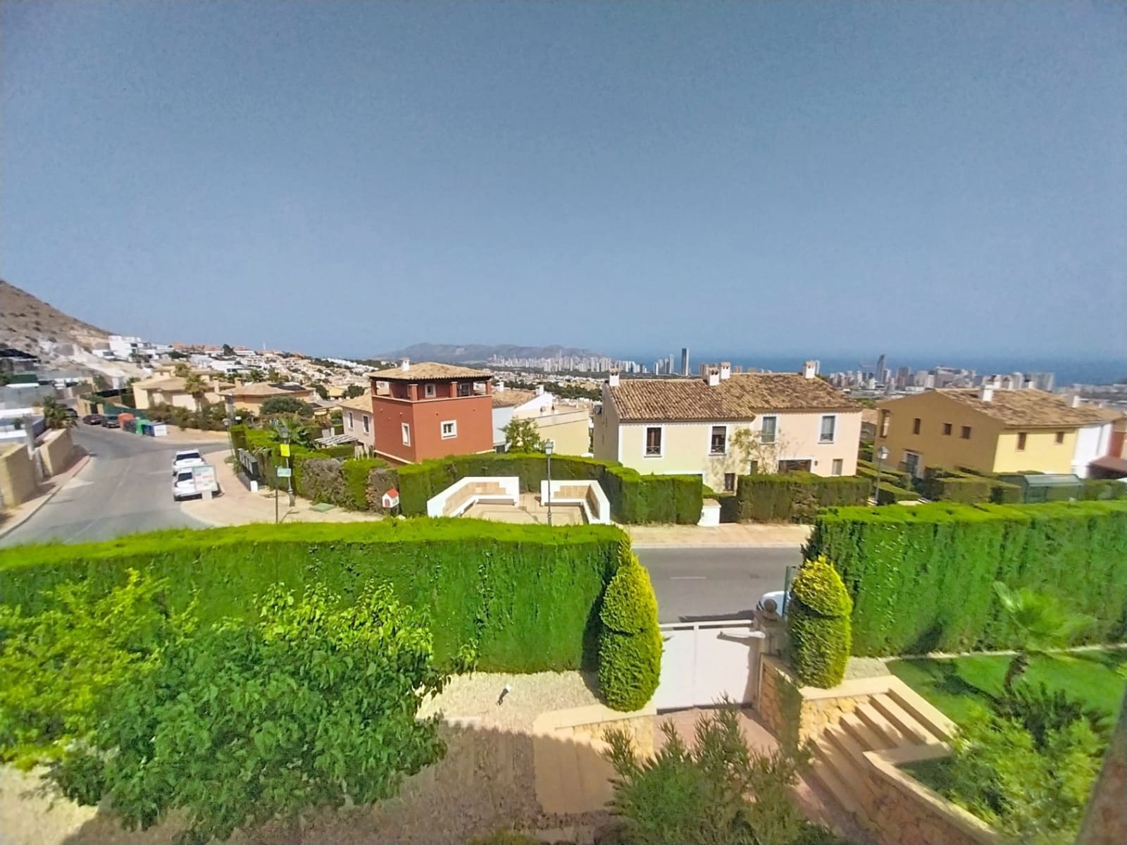 4 quarto Moradia para venda em Finestrat com piscina garagem - 950 000 € (Ref: 9965928)