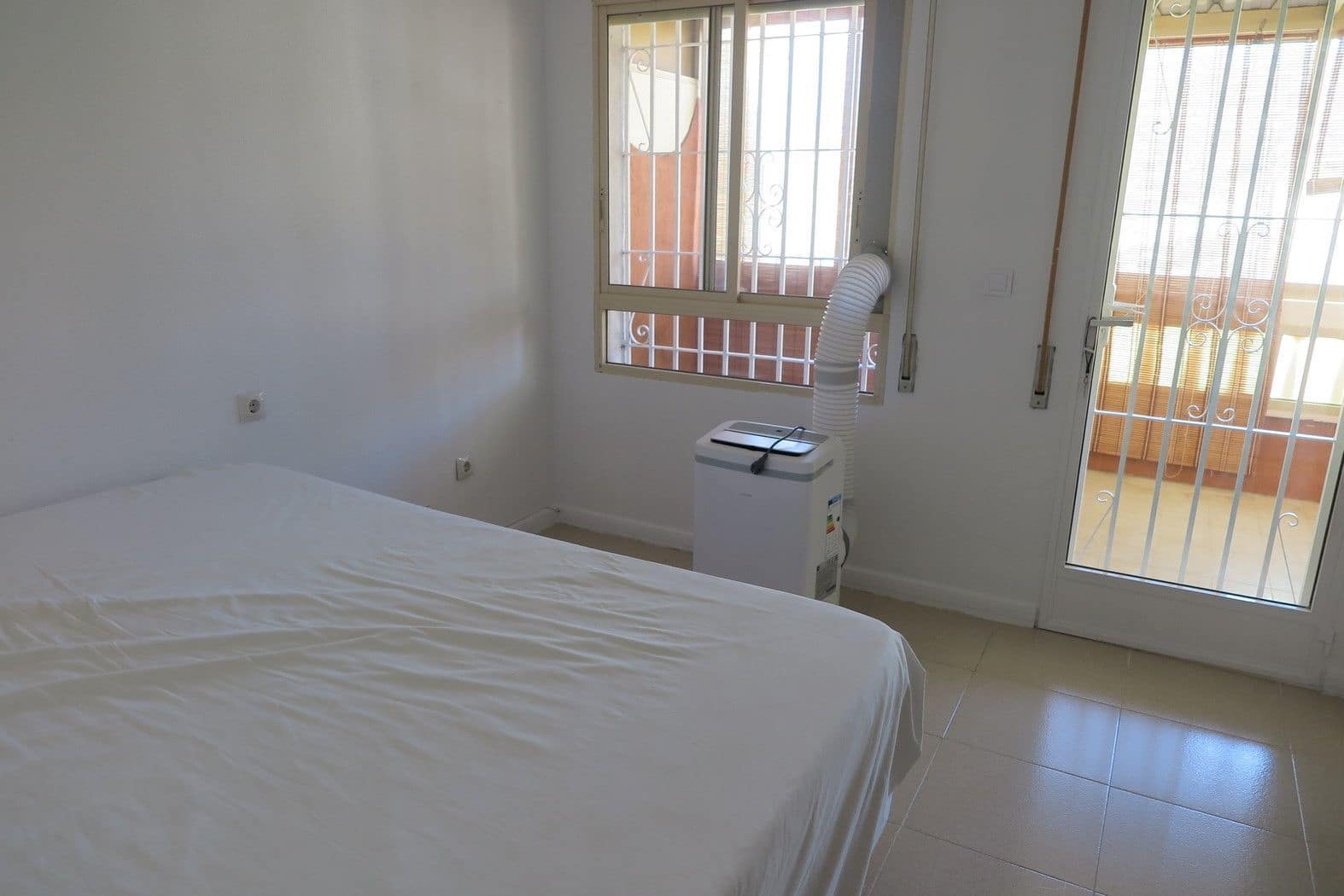 Pareado de 3 habitaciones en El Campello en alquiler con piscina garaje - 1.000 € (Ref: 10049978)
