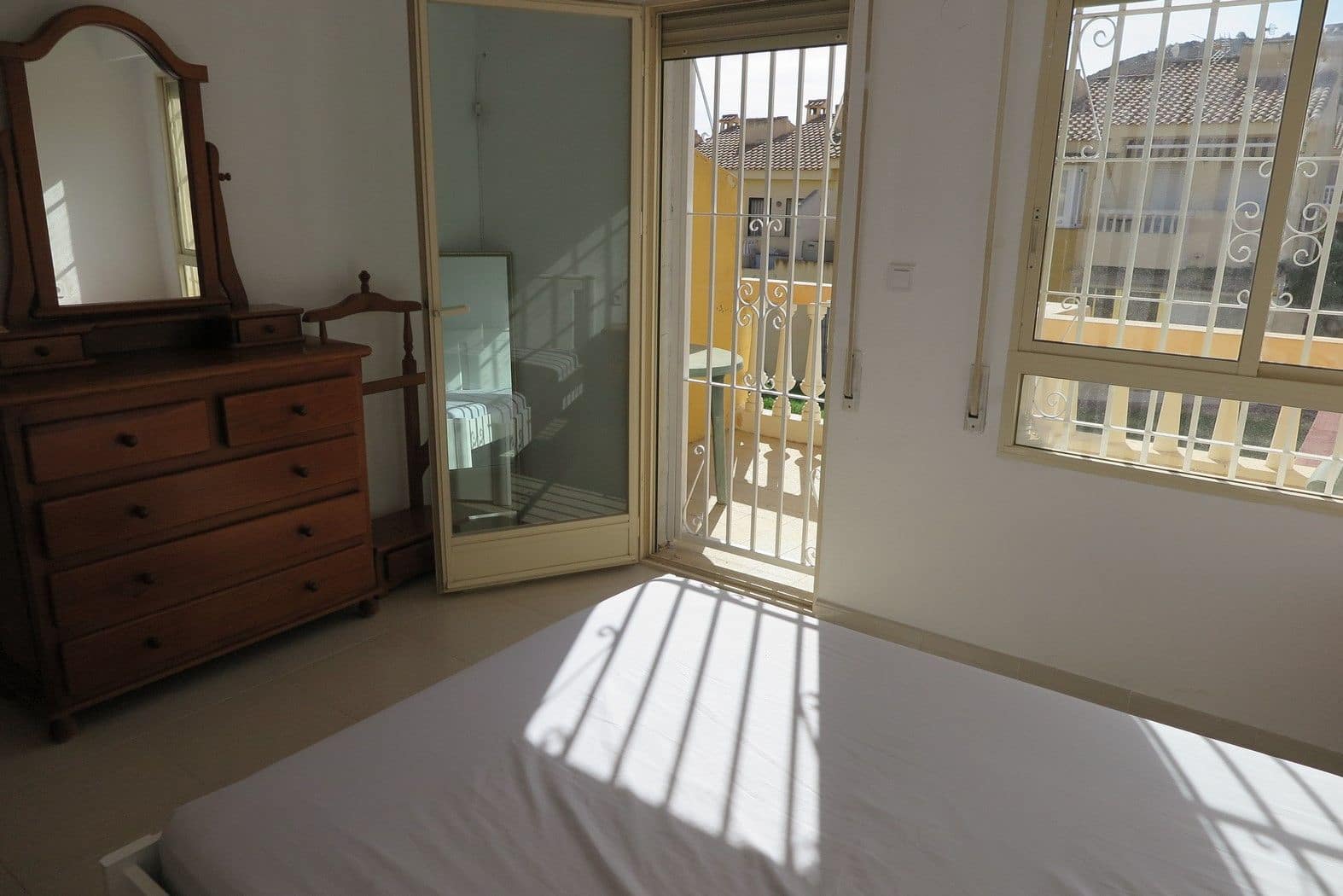 Pareado de 3 habitaciones en El Campello en alquiler con piscina garaje - 1.000 € (Ref: 10049978)