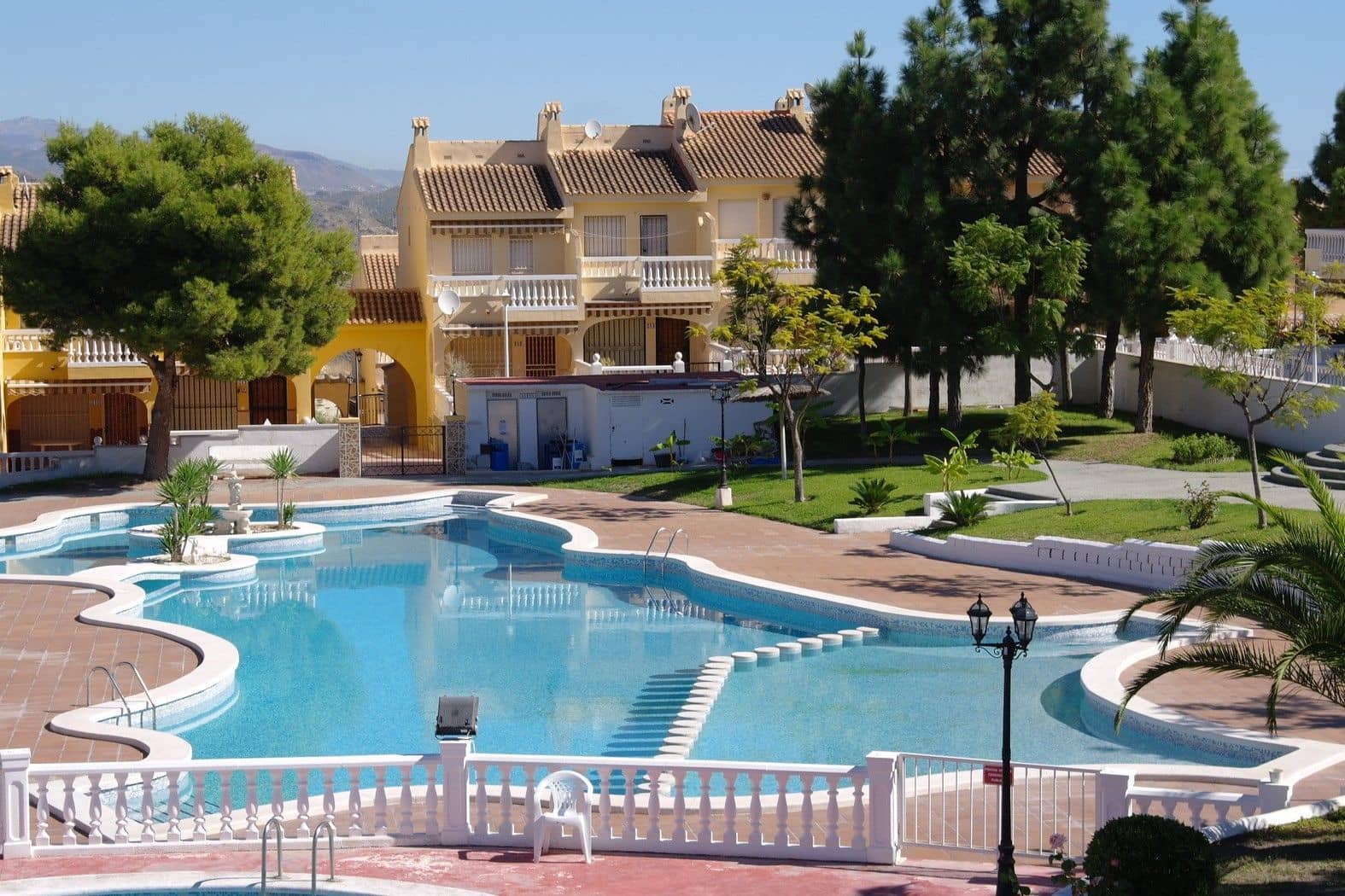 Pareado de 3 habitaciones en El Campello en alquiler con piscina garaje - 1.000 € (Ref: 10049978)