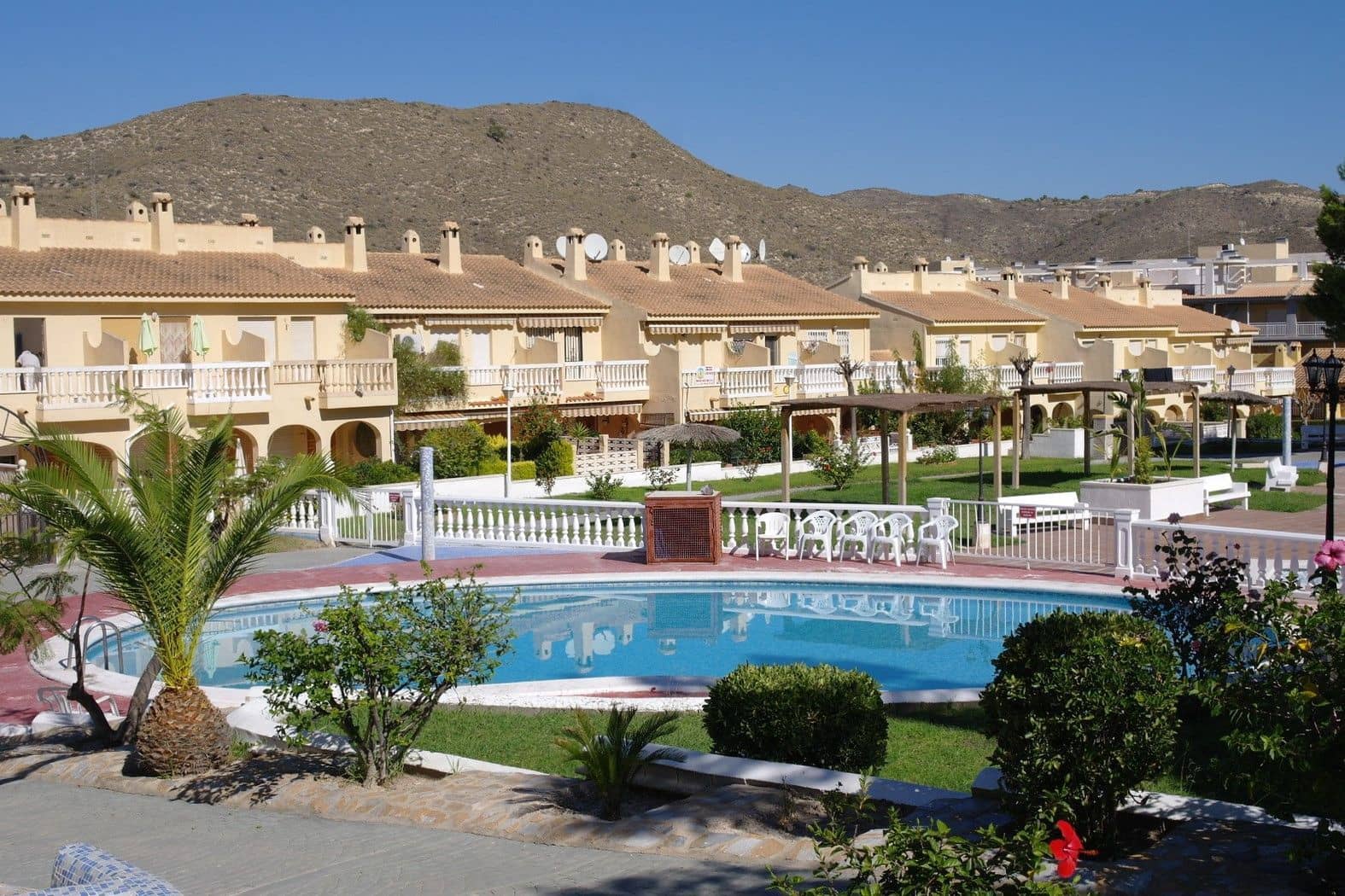 Pareado de 3 habitaciones en El Campello en alquiler con piscina garaje - 1.000 € (Ref: 10049978)