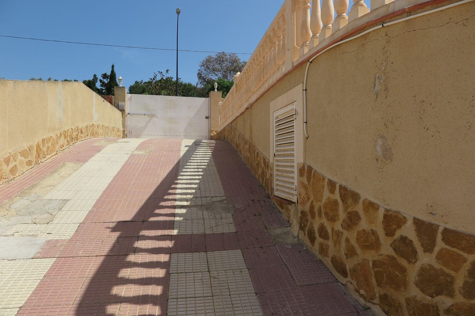 4 bedroom Villa for sale in El Campello with pool garage - € 695,000 (Ref: 7934596)