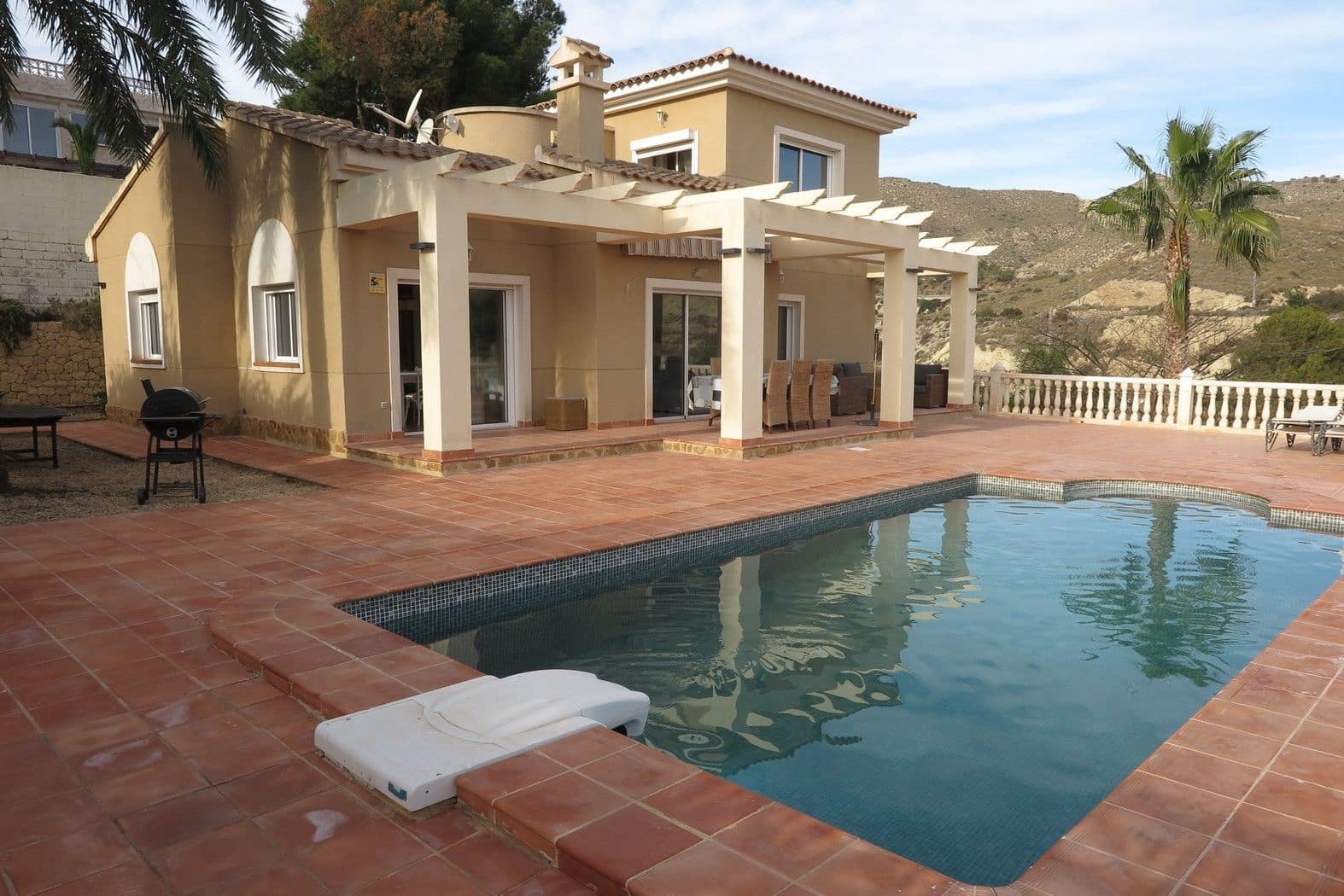 4 bedroom Villa for sale in El Campello with pool garage - € 695,000 (Ref: 7934596)