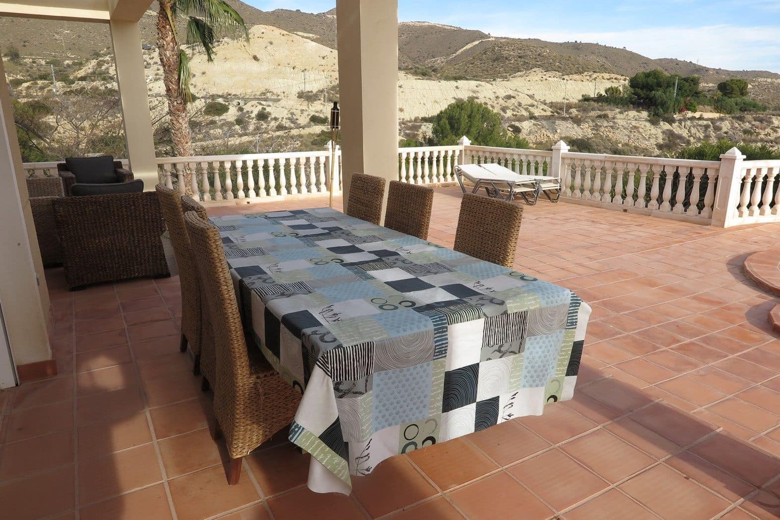 4 bedroom Villa for sale in El Campello with pool garage - € 695,000 (Ref: 7934596)