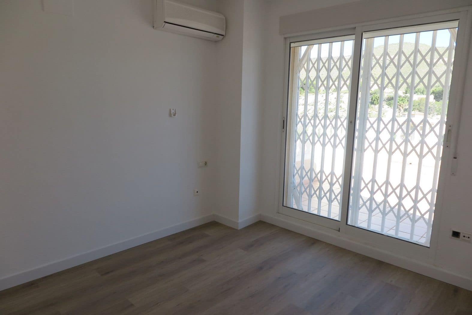 4 bedroom Villa for sale in El Campello with pool - € 640,000 (Ref: 7934605)
