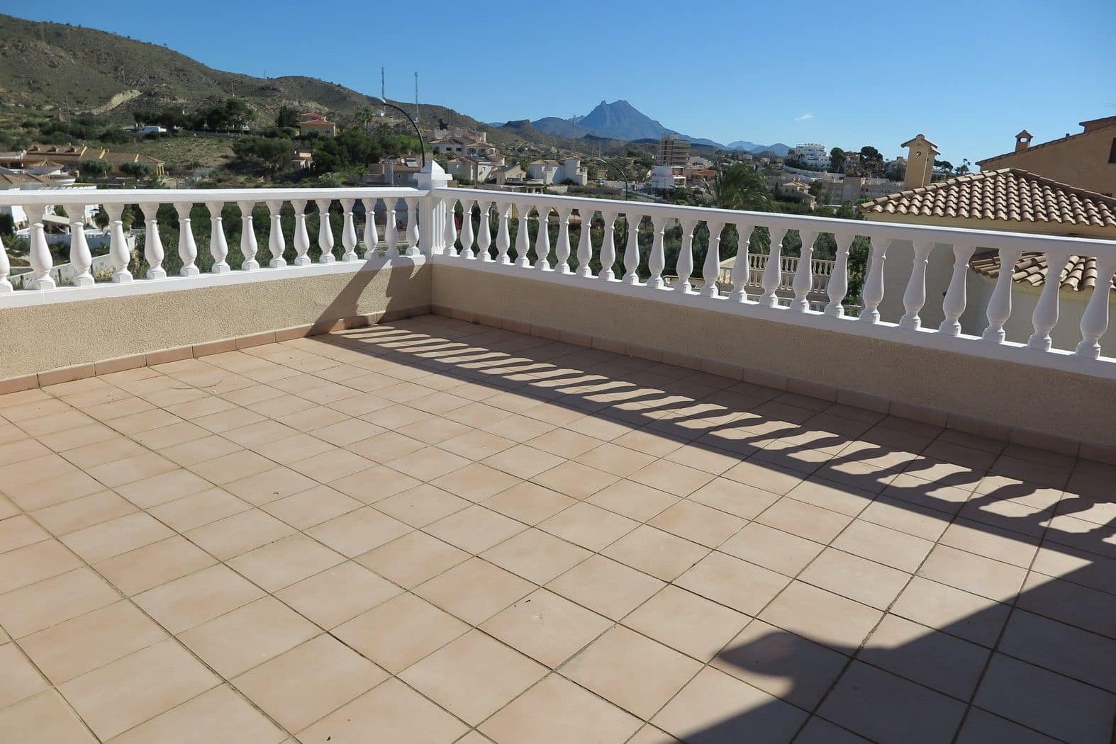 4 bedroom Villa for sale in El Campello with pool - € 640,000 (Ref: 7934605)