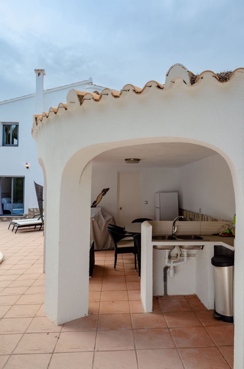 3 bedroom Villa for sale in El Campello with pool garage - € 729,000 (Ref: 9435959)