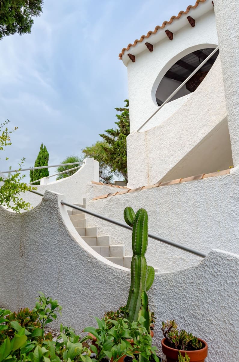 3 bedroom Villa for sale in El Campello with pool garage - € 729,000 (Ref: 9435959)