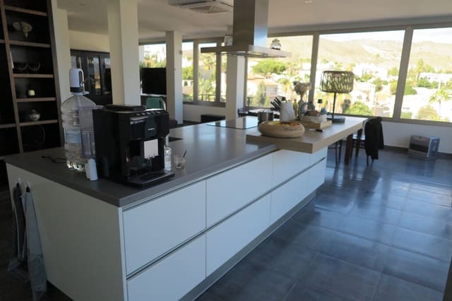 4 makuuhuone Huvila myytävänä paikassa El Campello mukana uima-altaan 
autotalli - 849 000 € (Ref: 9439577)