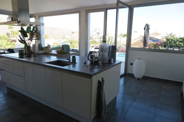 4 makuuhuone Huvila myytävänä paikassa El Campello mukana uima-altaan 
autotalli - 849 000 € (Ref: 9439577)