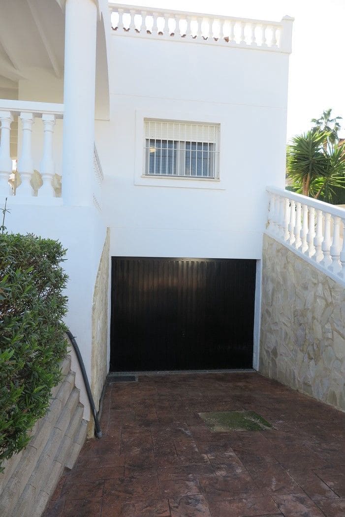 3 bedroom Villa for sale in El Campello with pool - € 499,000 (Ref: 9488217)