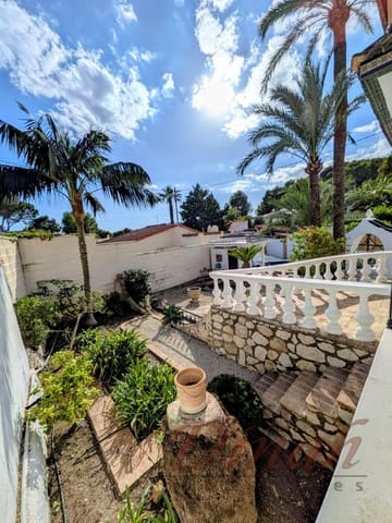 5 bedroom Villa for sale in Altea with pool garage - € 460,000 (Ref: 10179785)