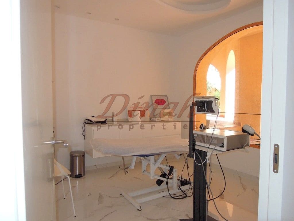 1 bedroom Commercial for sale in Altea with garage - € 400,000 (Ref: 9146724)