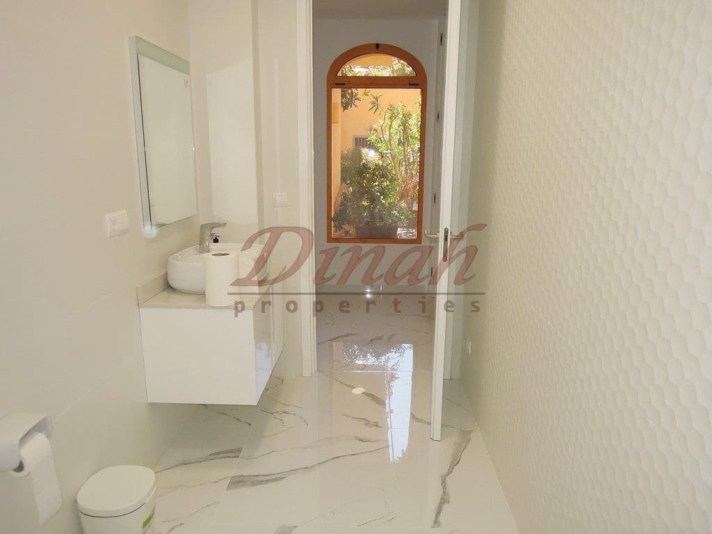 1 bedroom Commercial for sale in Altea with garage - € 400,000 (Ref: 9146724)