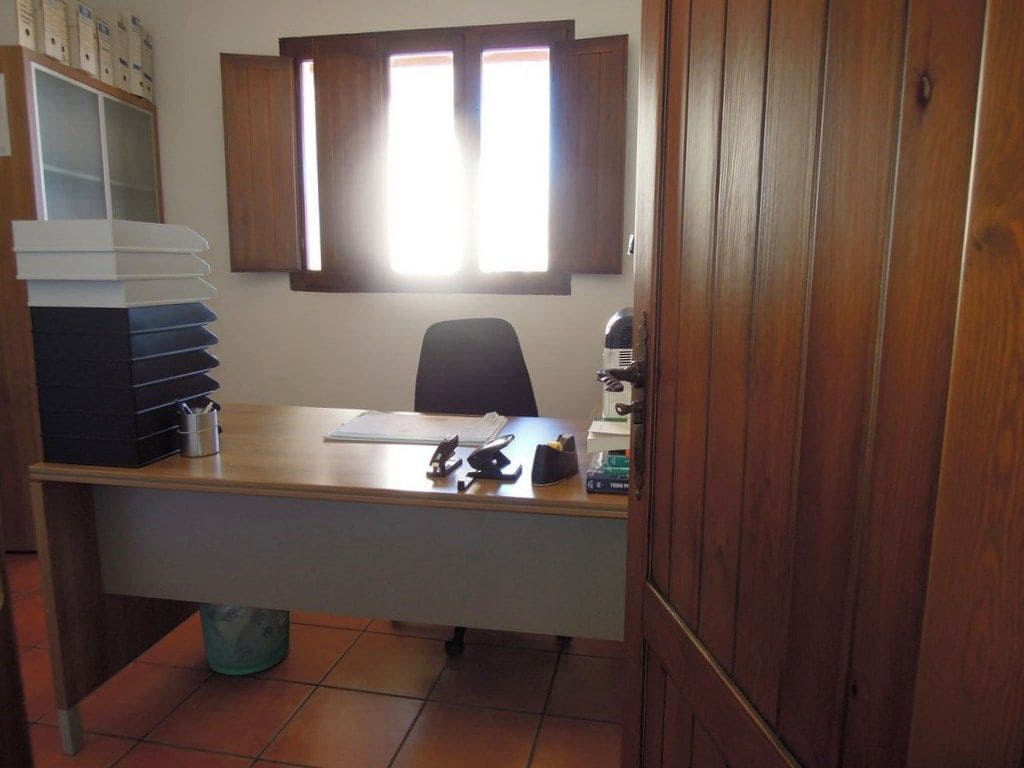 Kommersiell til salgs i Albacete by med garasje - € 1 500 000 (Ref: 9165478)