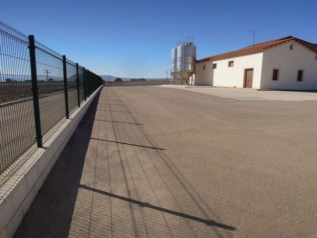 Commercial for sale in Albacete city with garage - € 1,500,000 (Ref: 9165478)