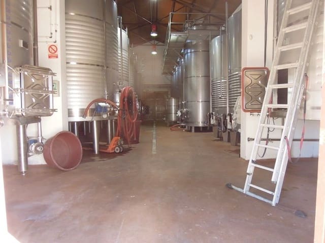 Commercial for sale in Albacete city with garage - € 1,500,000 (Ref: 9165478)