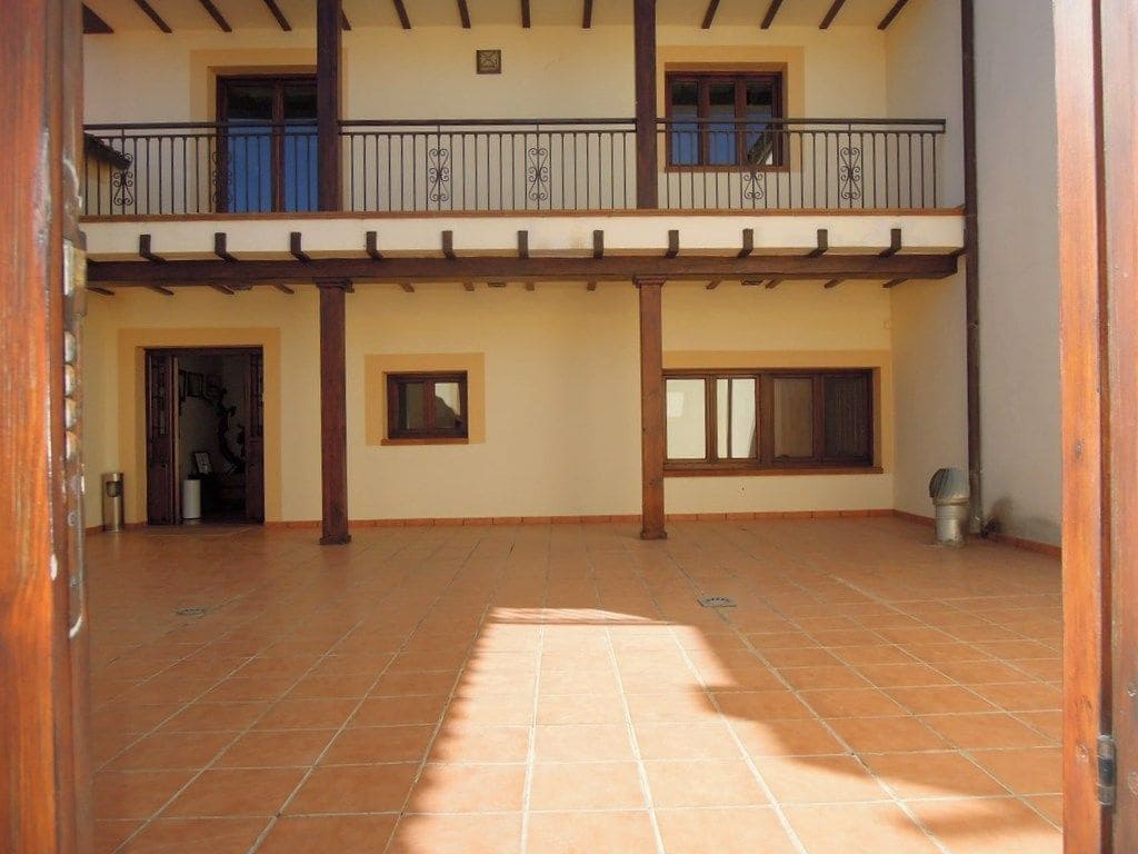 Kommersiell til salgs i Albacete by med garasje - € 1 500 000 (Ref: 9165478)