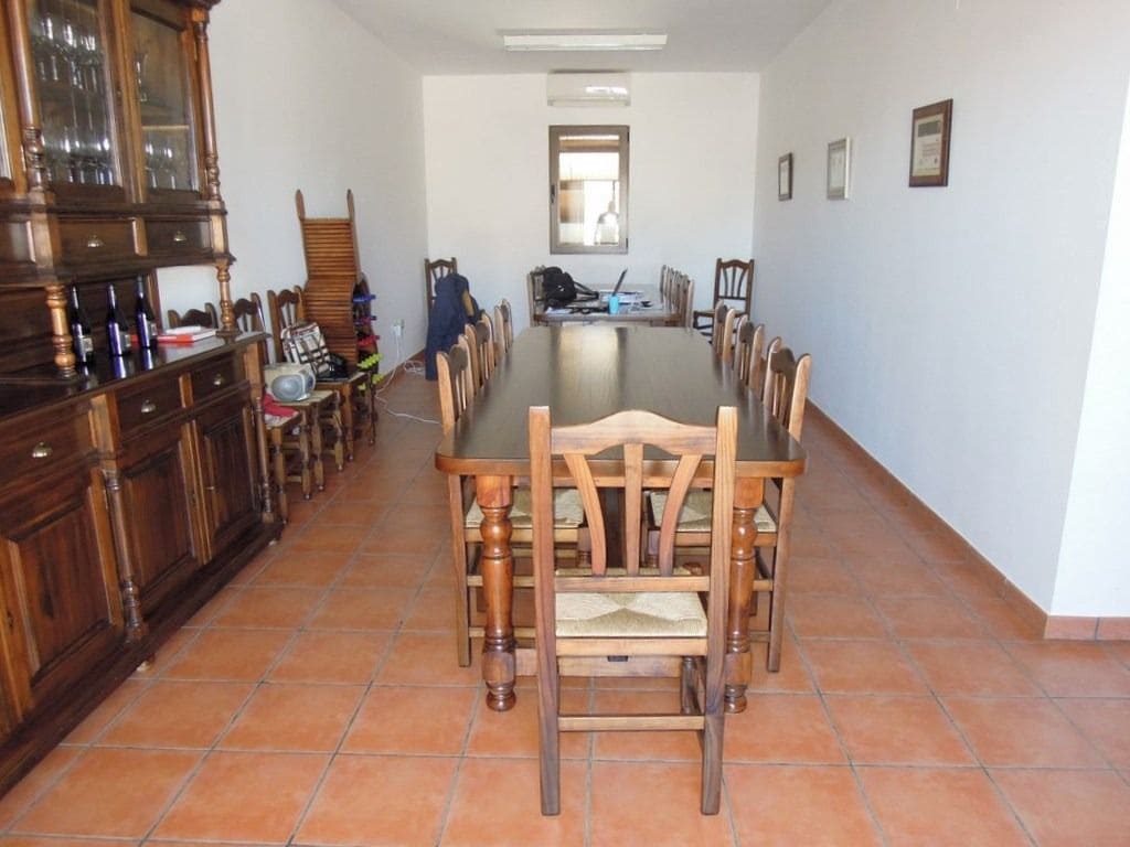 Kommersiell til salgs i Albacete by med garasje - € 1 500 000 (Ref: 9165478)