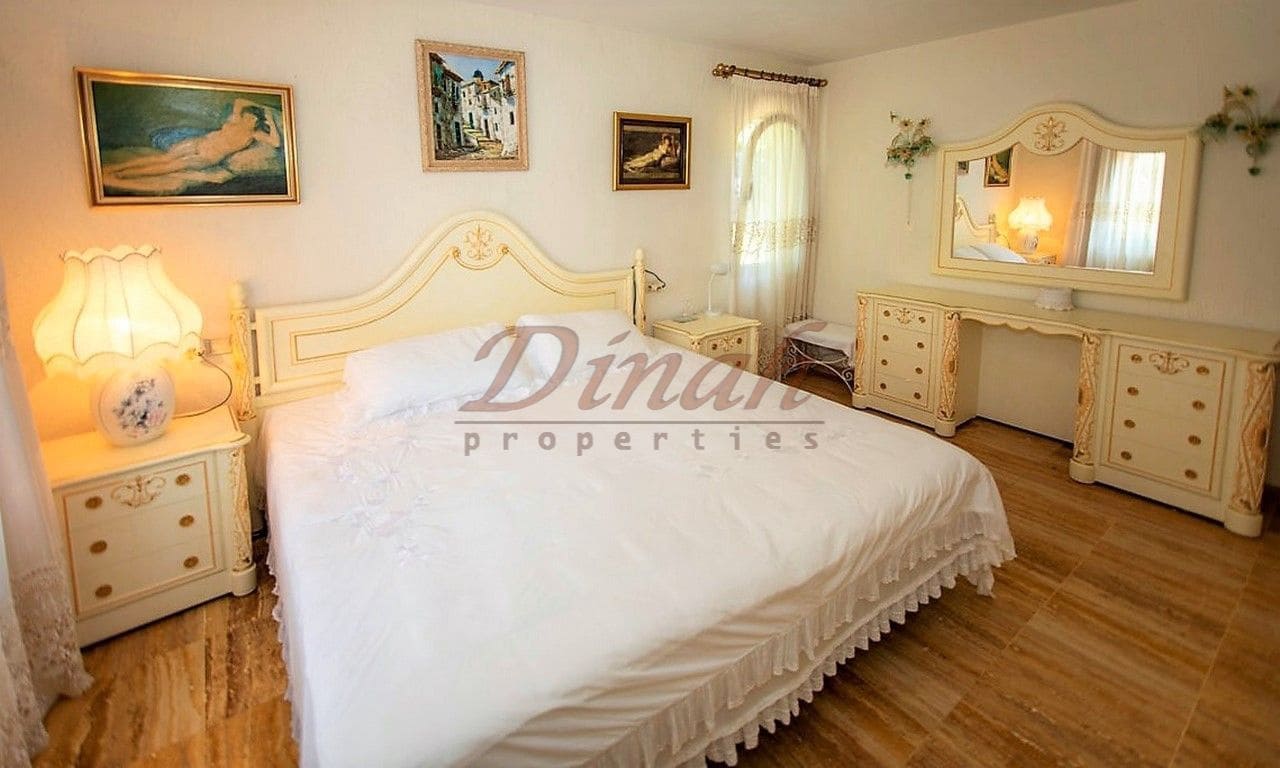 6 bedroom Villa for sale in Altea with garage - € 2,930,000 (Ref: 9284867)