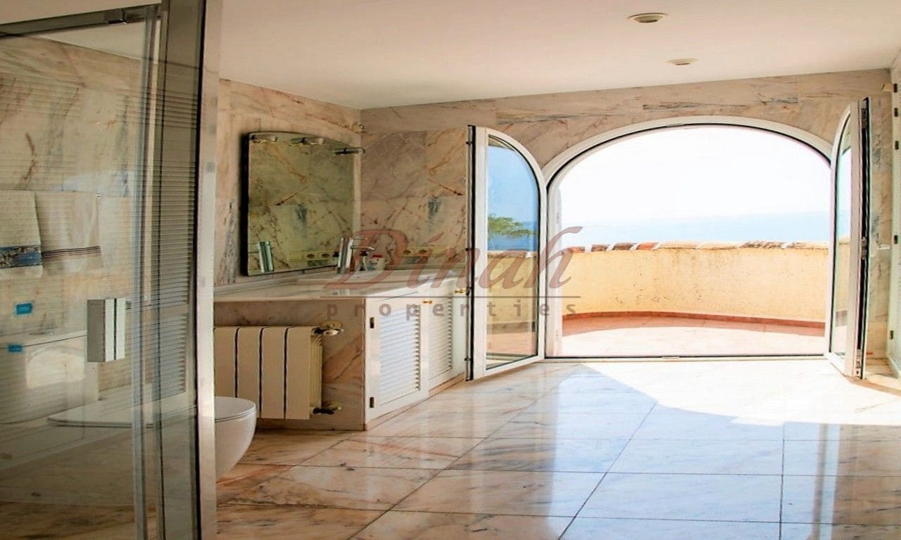 6 bedroom Villa for sale in Altea with garage - € 2,930,000 (Ref: 9284867)