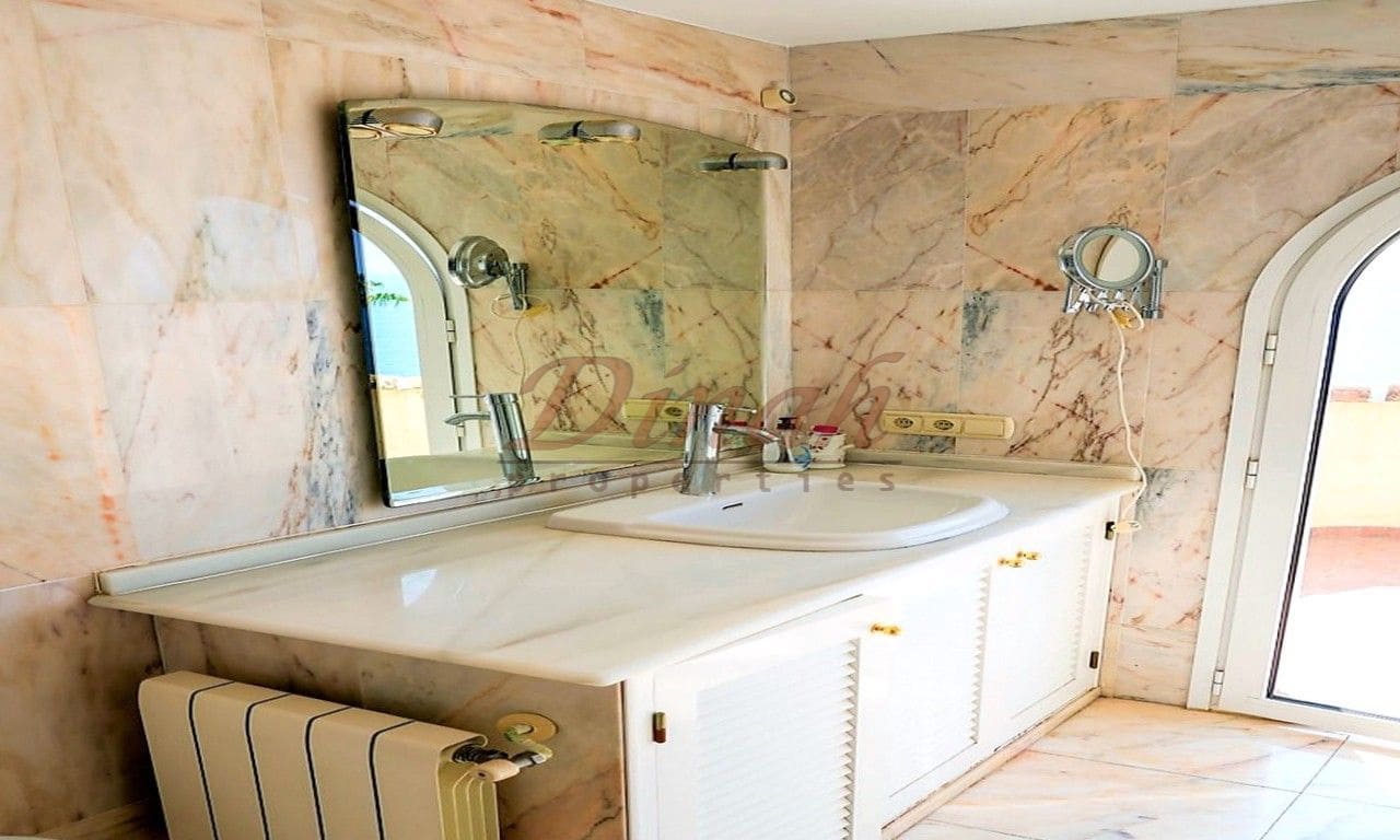 6 bedroom Villa for sale in Altea with garage - € 2,930,000 (Ref: 9284867)