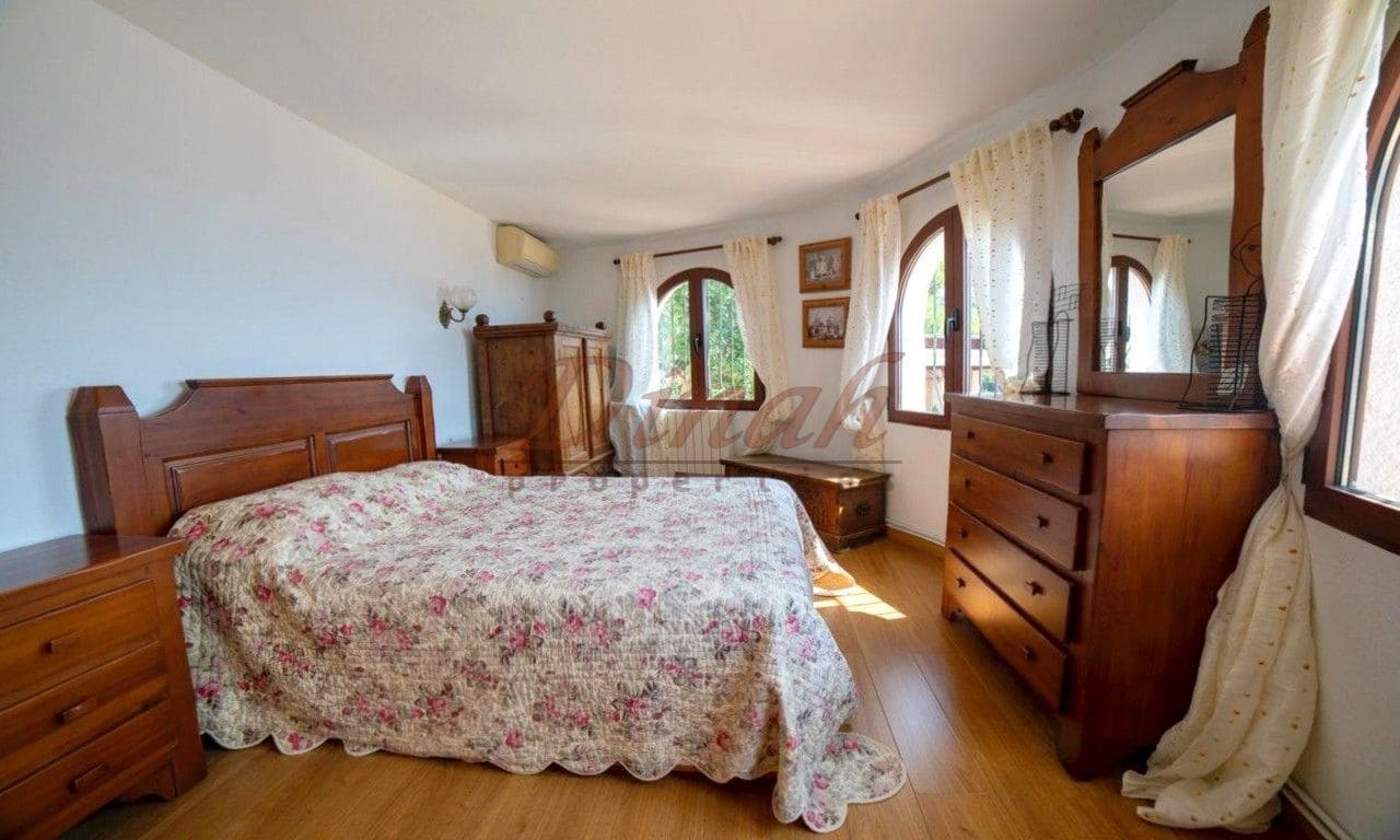 6 bedroom Villa for sale in Altea with garage - € 2,930,000 (Ref: 9284867)