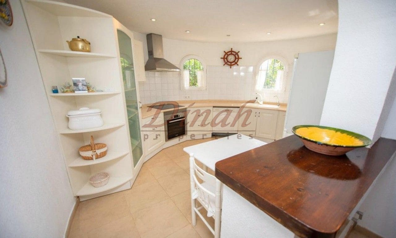 6 bedroom Villa for sale in Altea with garage - € 2,930,000 (Ref: 9284867)