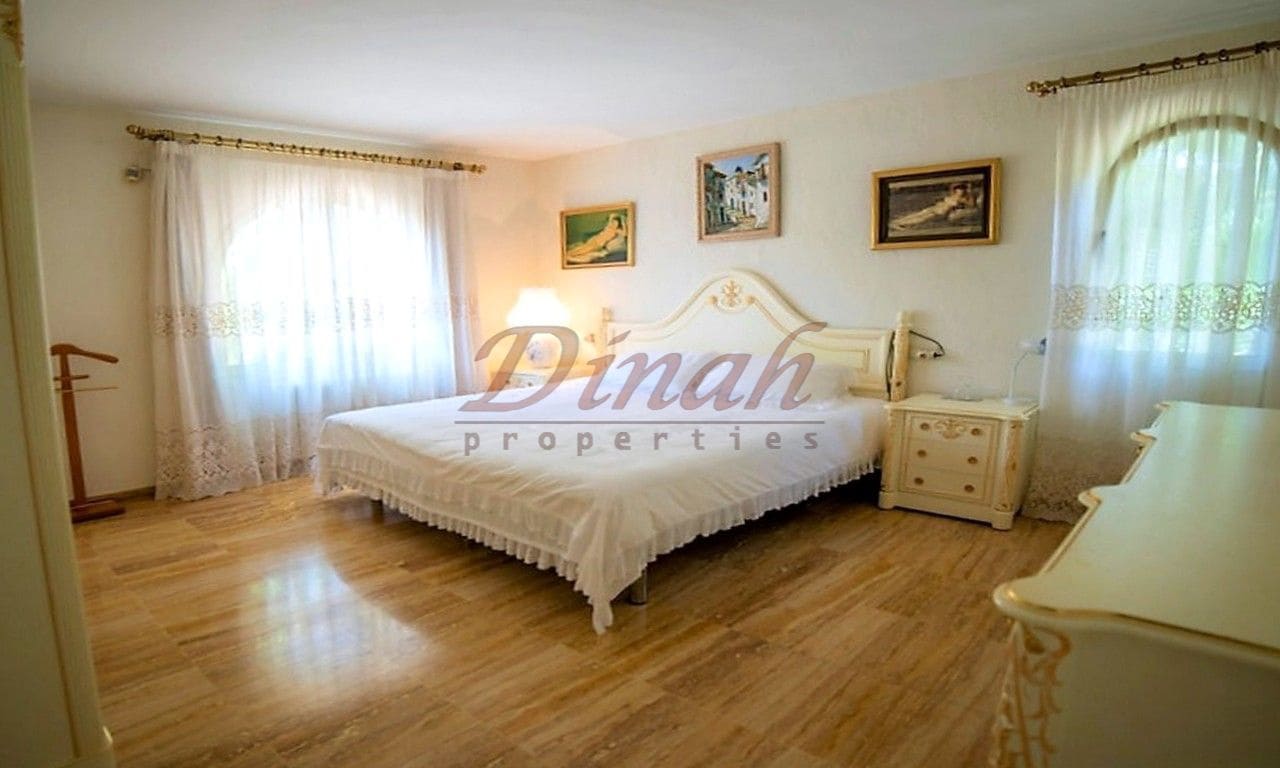 6 bedroom Villa for sale in Altea with garage - € 2,930,000 (Ref: 9284867)