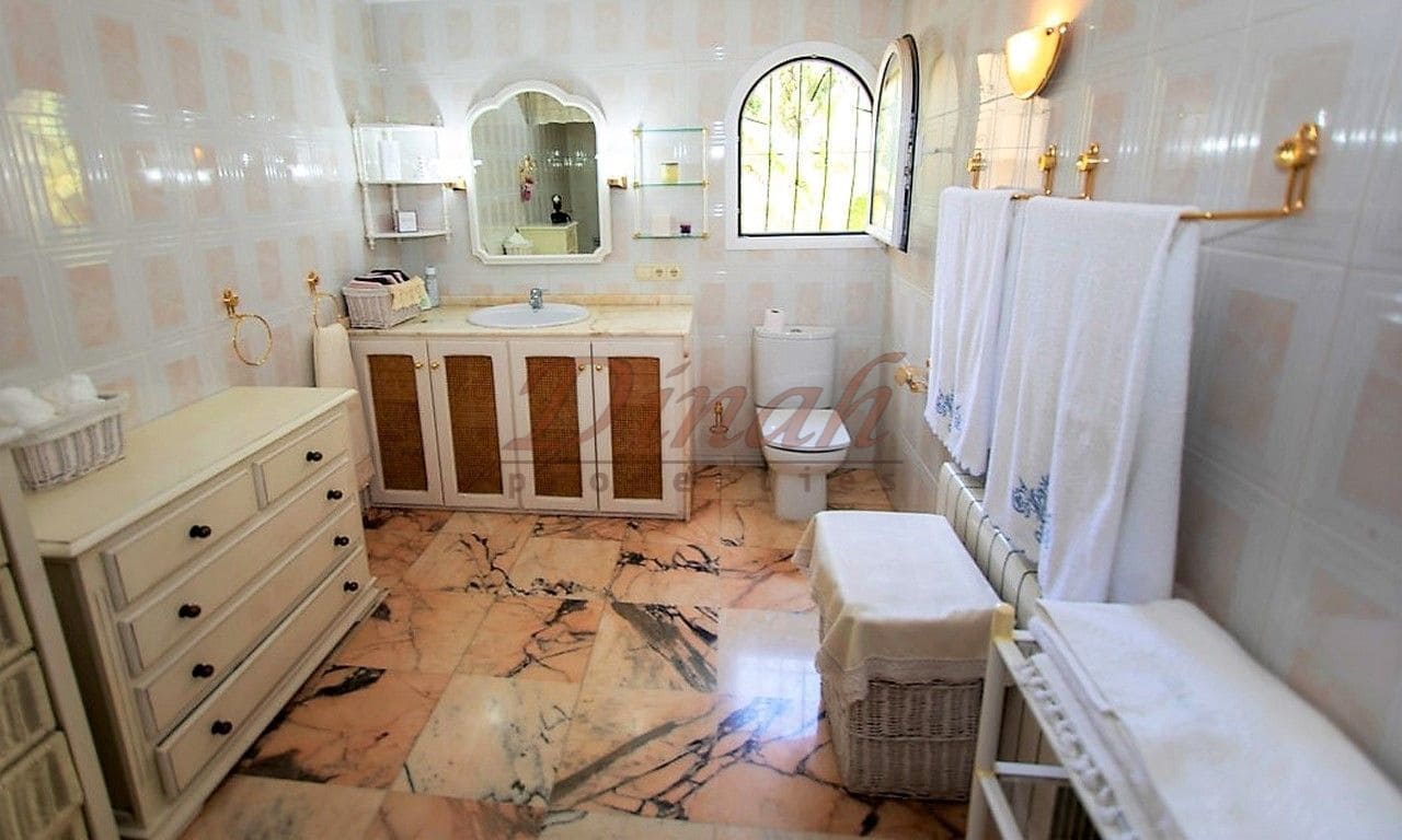 6 bedroom Villa for sale in Altea with garage - € 2,930,000 (Ref: 9284867)