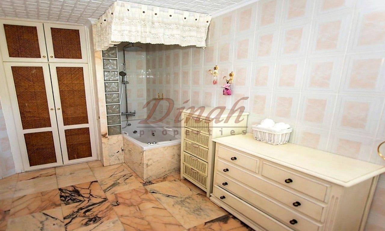 6 bedroom Villa for sale in Altea with garage - € 2,930,000 (Ref: 9284867)