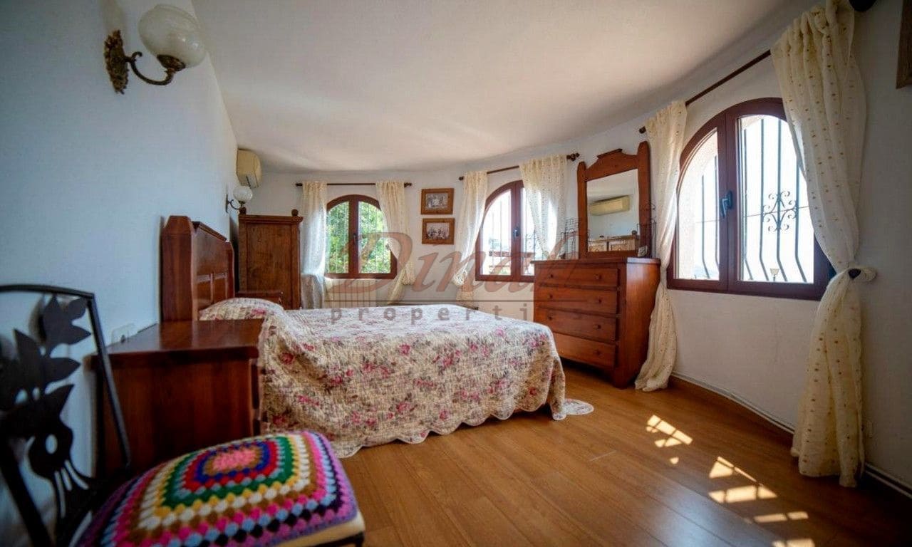 6 bedroom Villa for sale in Altea with garage - € 2,930,000 (Ref: 9284867)