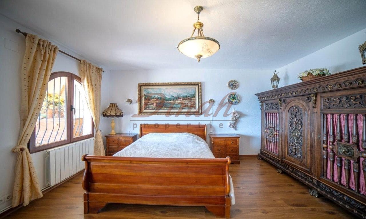 6 bedroom Villa for sale in Altea with garage - € 2,930,000 (Ref: 9284867)