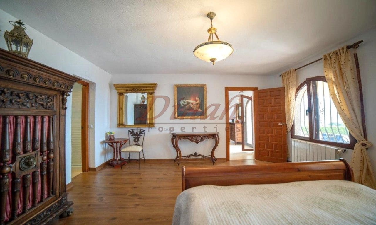 6 bedroom Villa for sale in Altea with garage - € 2,930,000 (Ref: 9284867)