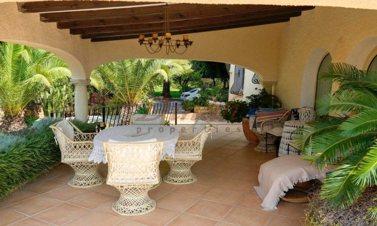 6 bedroom Villa for sale in Altea with garage - € 2,930,000 (Ref: 9284867)