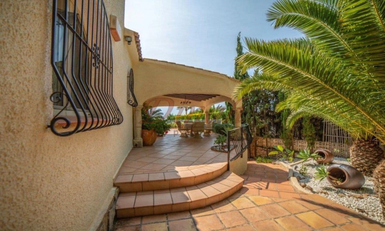 6 bedroom Villa for sale in Altea with garage - € 2,930,000 (Ref: 9284867)