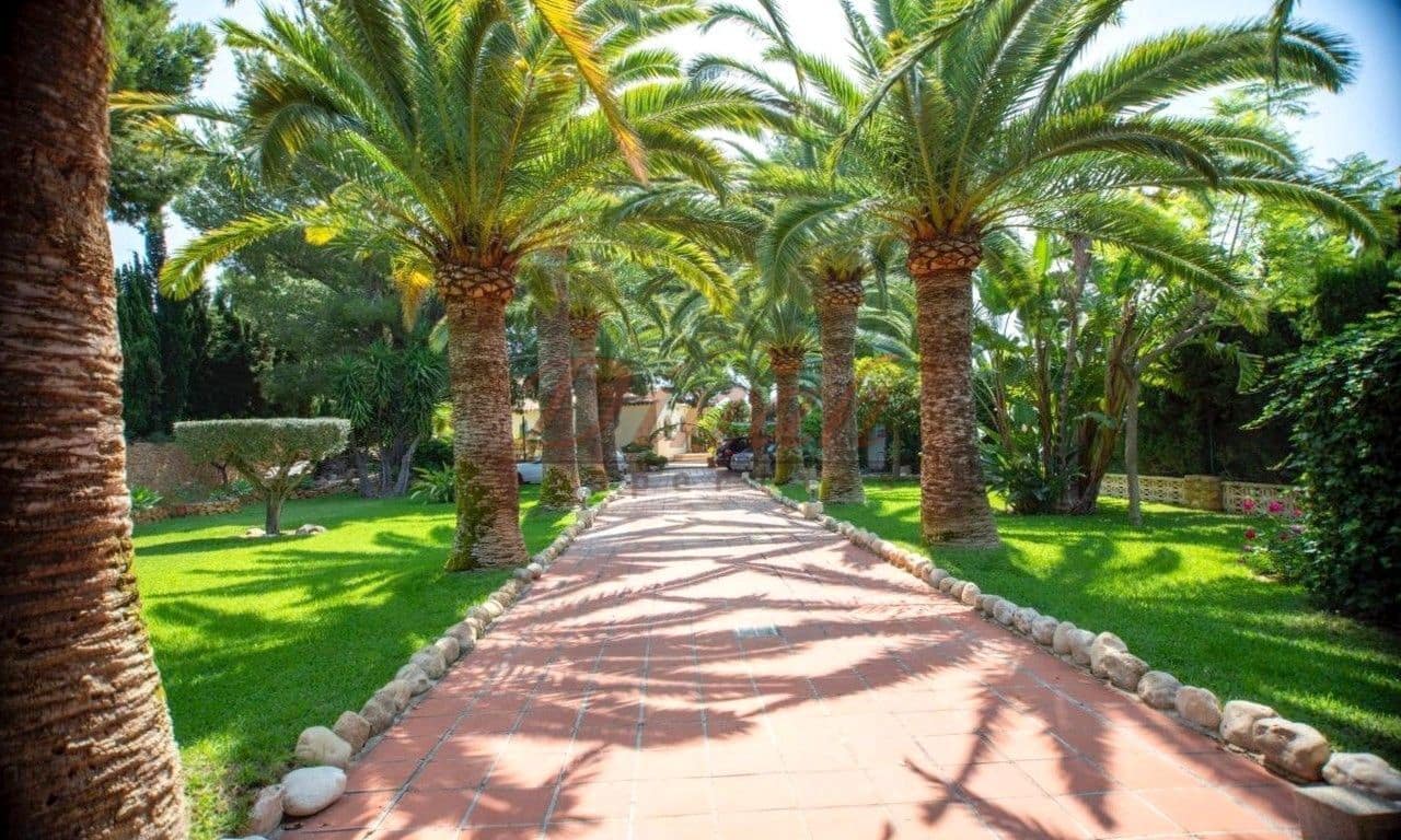 6 bedroom Villa for sale in Altea with garage - € 2,930,000 (Ref: 9284867)