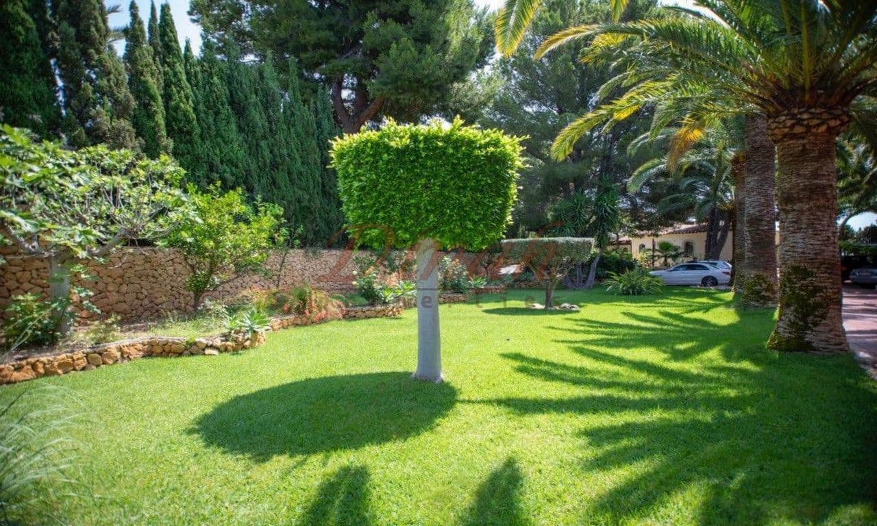 6 bedroom Villa for sale in Altea with garage - € 2,930,000 (Ref: 9284867)