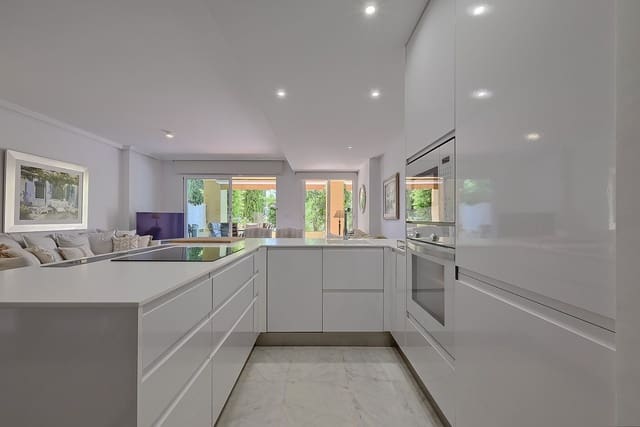 2 sypialnia Apartament na sprzedaż w Bahía de Marbella, Marbella z basenem garażem - 646 000 € (Ref: 10026197)