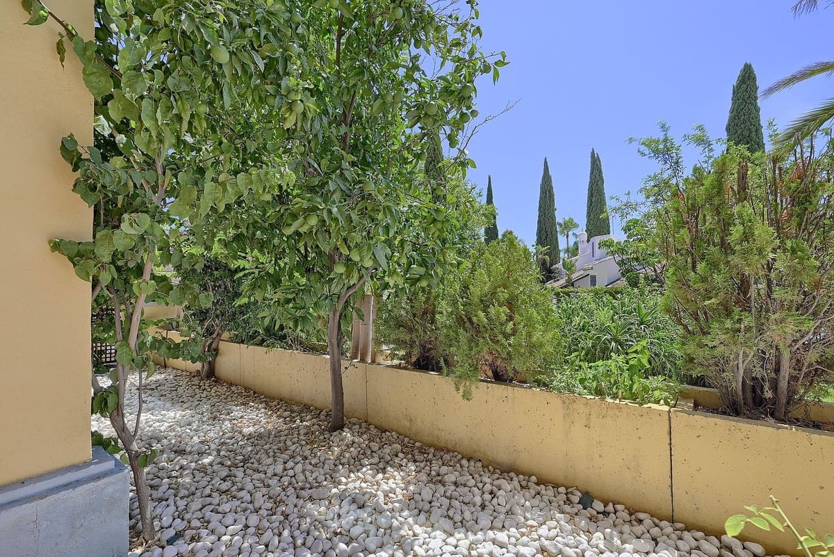 2 bedroom Apartment for sale in Bahia de Marbella with pool garage - € 646,000 (Ref: 10026197)