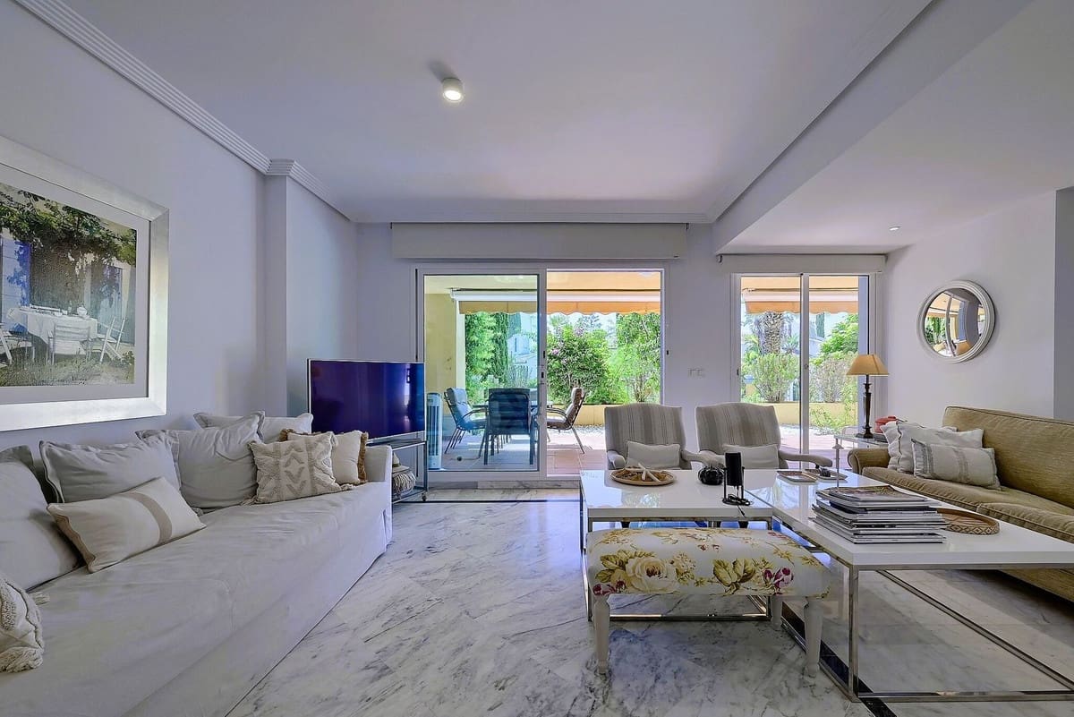2 bedroom Apartment for sale in Bahia de Marbella with pool garage - € 646,000 (Ref: 10026197)