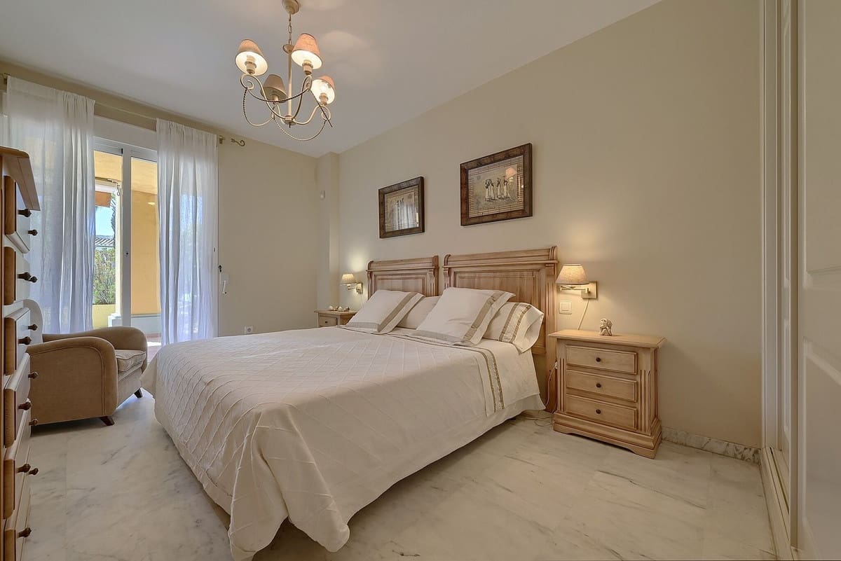 2 bedroom Apartment for sale in Bahia de Marbella with pool garage - € 646,000 (Ref: 10026197)