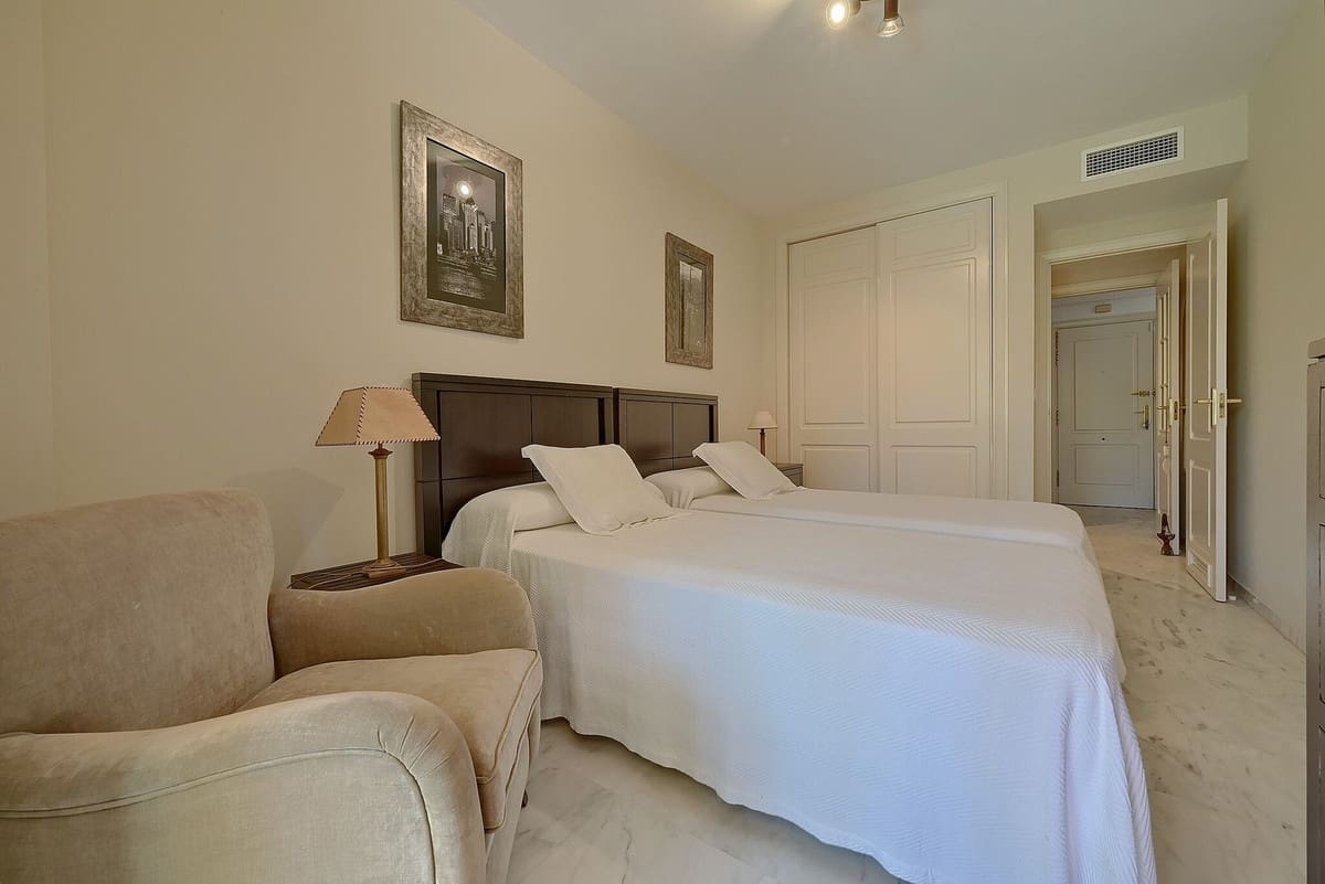 2 bedroom Apartment for sale in Bahia de Marbella with pool garage - € 646,000 (Ref: 10026197)