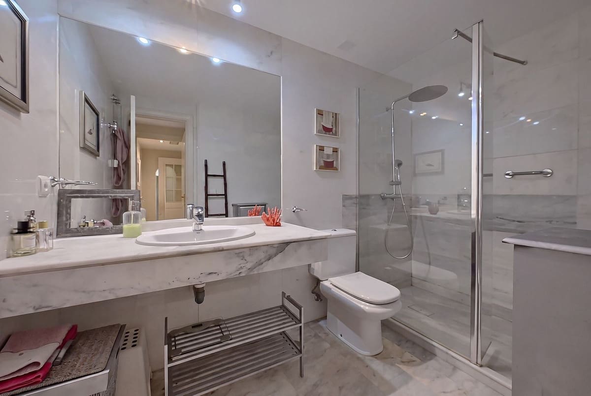 2 bedroom Apartment for sale in Bahia de Marbella with pool garage - € 646,000 (Ref: 10026197)